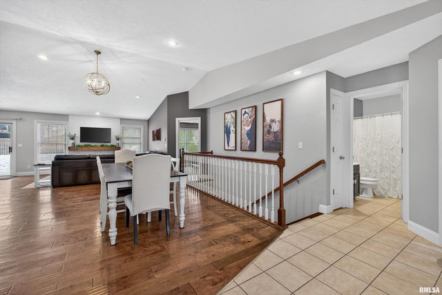 6733 BROOKVIEW Lane, Davenport, IA 52806