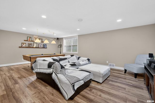 6733 BROOKVIEW Lane, Davenport, IA 52806