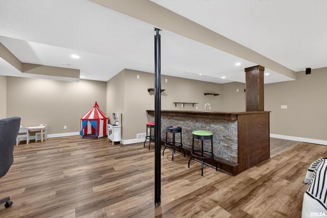 6733 BROOKVIEW Lane, Davenport, IA 52806