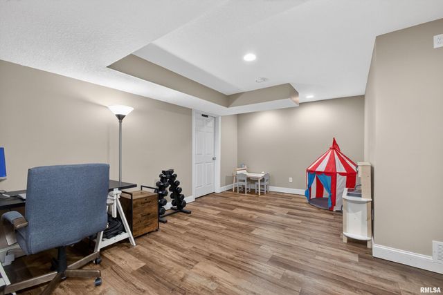 6733 BROOKVIEW Lane, Davenport, IA 52806