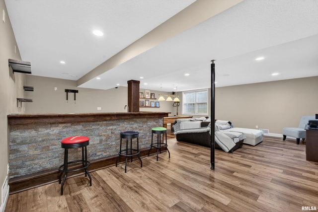 6733 BROOKVIEW Lane, Davenport, IA 52806