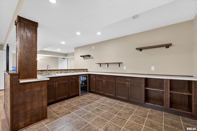 6733 BROOKVIEW Lane, Davenport, IA 52806