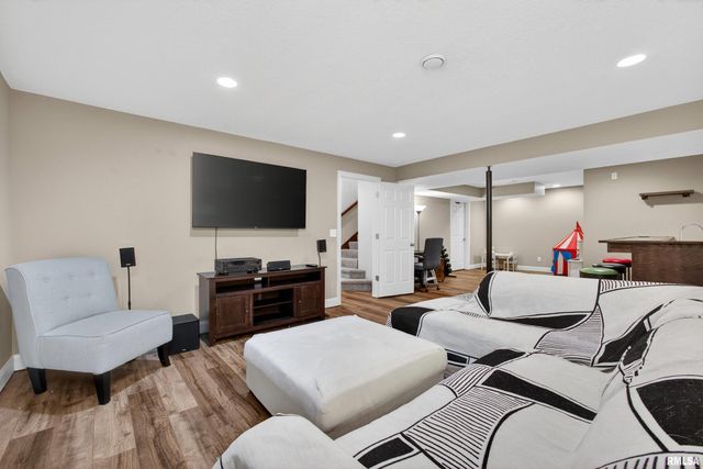 6733 BROOKVIEW Lane, Davenport, IA 52806