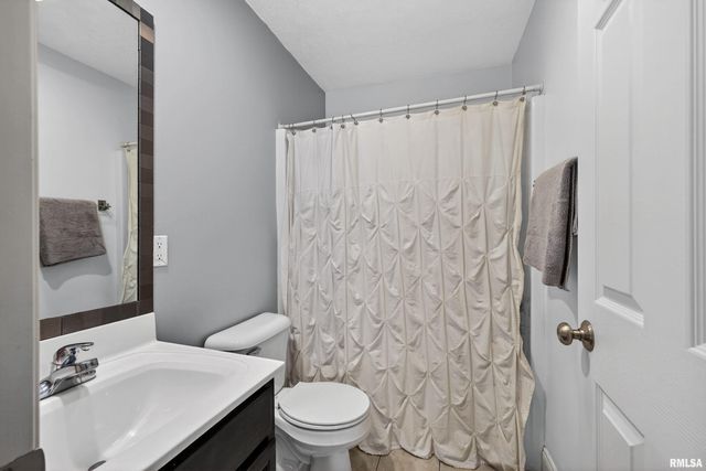 6733 BROOKVIEW Lane, Davenport, IA 52806