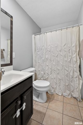 6733 BROOKVIEW Lane, Davenport, IA 52806