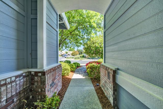 7100 Kingbird Ln, Roseville, CA 95747