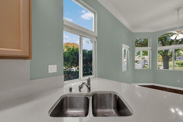 7100 Kingbird Ln, Roseville, CA 95747