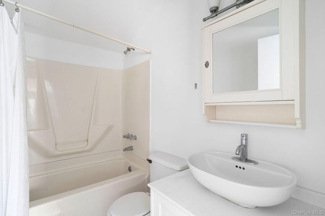 35 Gardners Lane, Hampton Bays, NY 11946