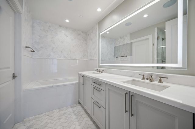 2047 Westcreek Lane 603, Houston, TX 77027