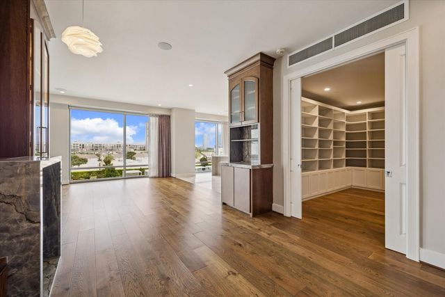 2047 Westcreek Lane 603, Houston, TX 77027