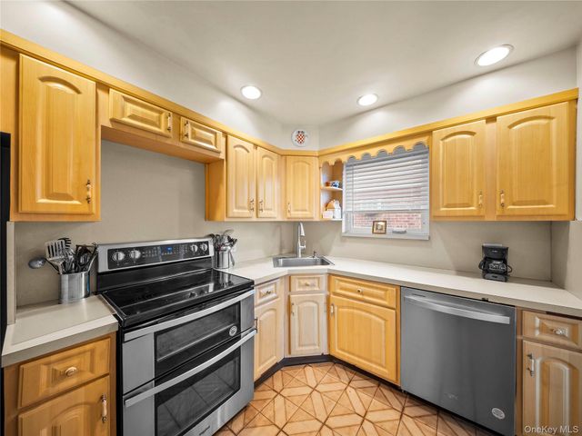 16407 27th Avenue, Flushing, NY 11354