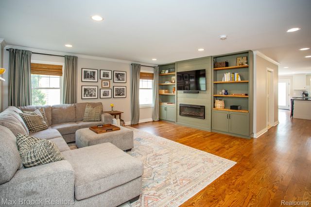 924 N Maple Avenue, Royal Oak, MI 48067