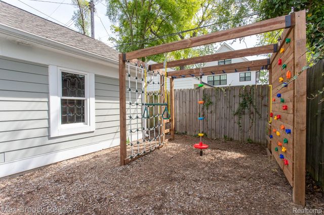 924 N Maple Avenue, Royal Oak, MI 48067