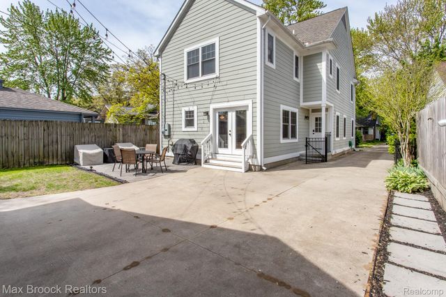 924 N Maple Avenue, Royal Oak, MI 48067
