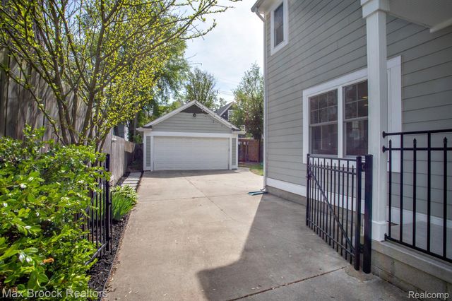 924 N Maple Avenue, Royal Oak, MI 48067