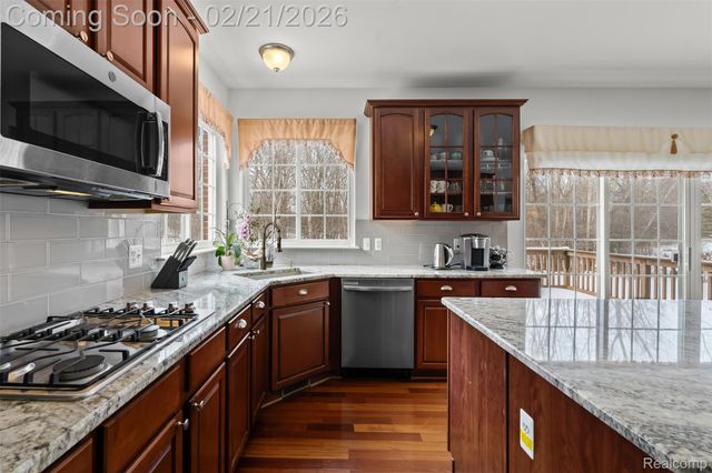 49681 S Glacier, Northville Township, MI 48168