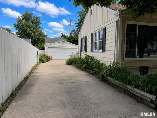 1011 E TRIPP Avenue, Peoria, IL 61603