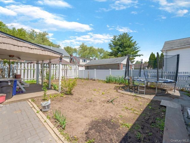 35 79th Avenue, New Hyde Park, NY 11040