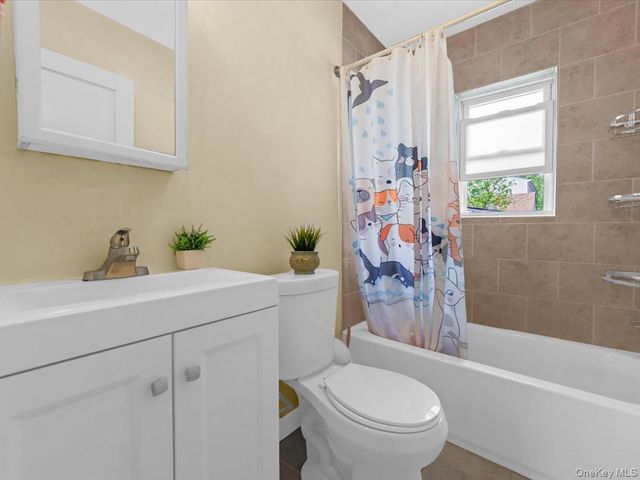 35 79th Avenue, New Hyde Park, NY 11040