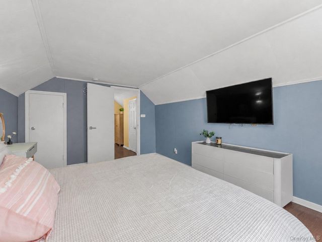 35 79th Avenue, New Hyde Park, NY 11040