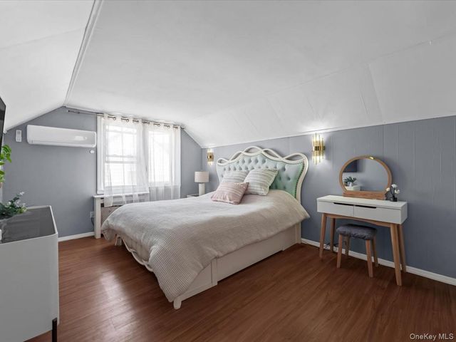 35 79th Avenue, New Hyde Park, NY 11040