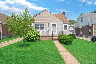 35 79th Avenue, New Hyde Park, NY 11040
