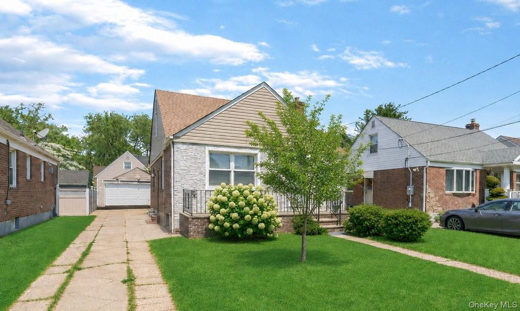 35 79th Avenue, New Hyde Park, NY 11040 — photo 2