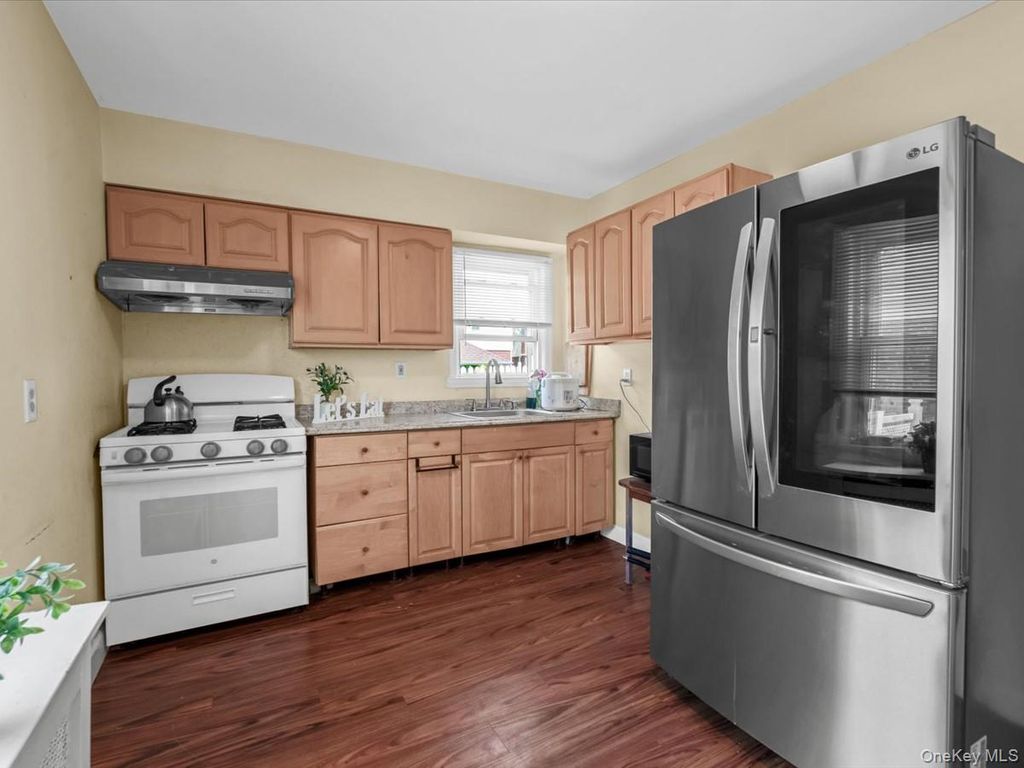 35 79th Avenue, New Hyde Park, NY 11040 — photo 5