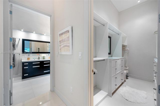 2112 NE 17th Ave, Wilton Manors, FL 33305