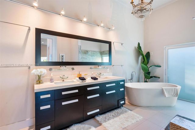 2112 NE 17th Ave, Wilton Manors, FL 33305