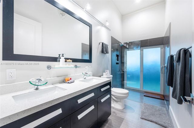 2112 NE 17th Ave, Wilton Manors, FL 33305