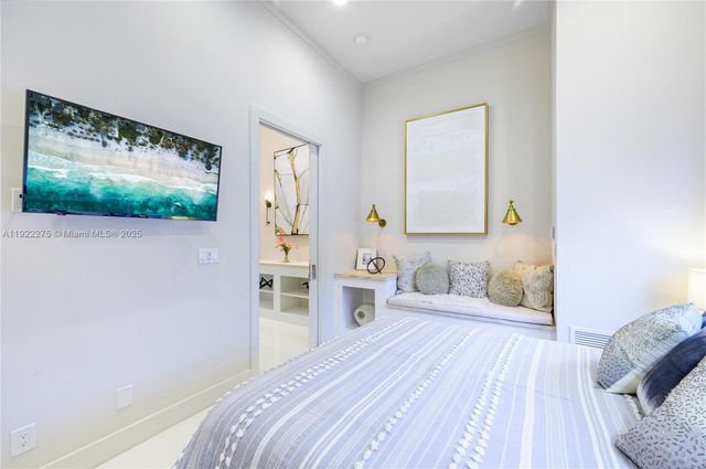 2112 NE 17th Ave, Wilton Manors, FL 33305