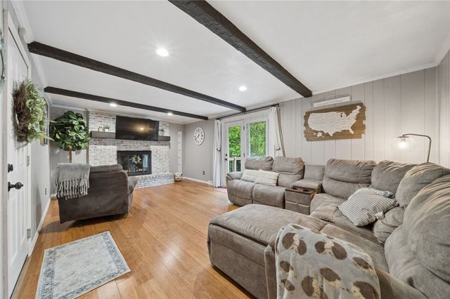 4067 Briarwood Dr, Jeannette, PA 15644
