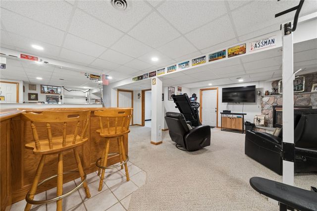 4067 Briarwood Dr, Jeannette, PA 15644