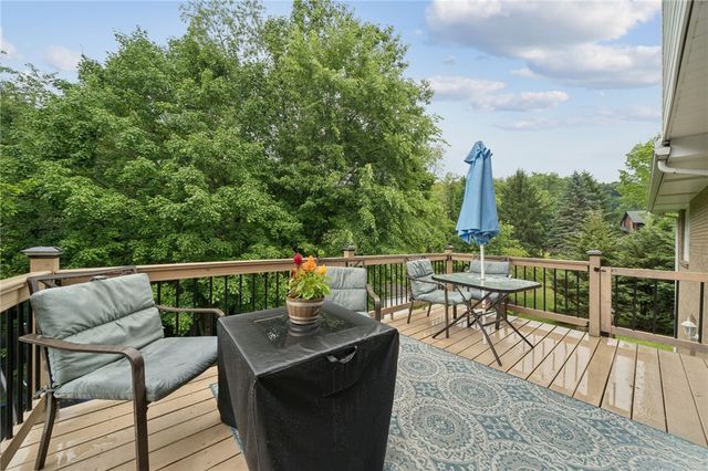 4067 Briarwood Dr, Jeannette, PA 15644