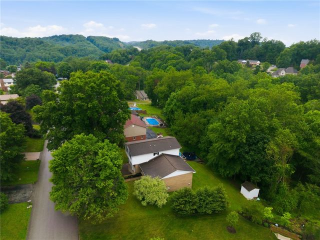 4067 Briarwood Dr, Jeannette, PA 15644