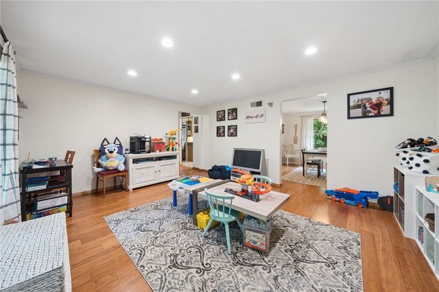 4067 Briarwood Dr, Jeannette, PA 15644