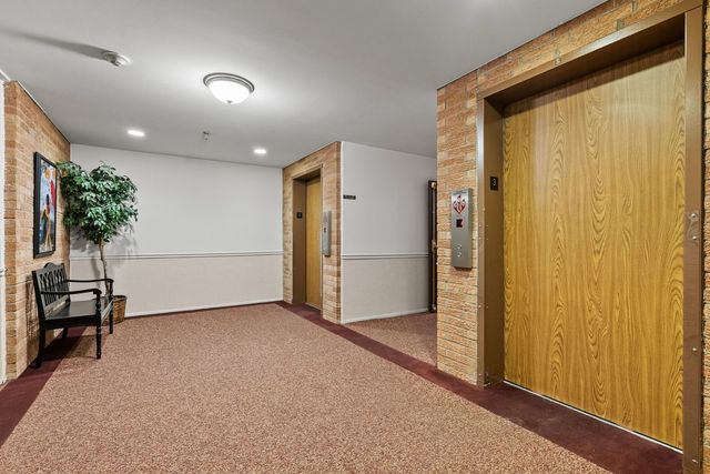 1777 W CRYSTAL Lane 307, Mount Prospect, IL 60056