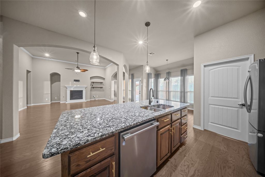 Image 6 of property listing at 1057 Shady Lane Drive, Rockwall, TX 75087