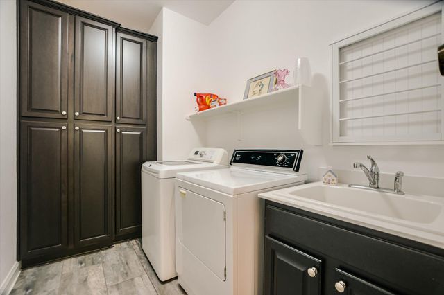 906 Holiday Creek LN, Georgetown, TX 78633
