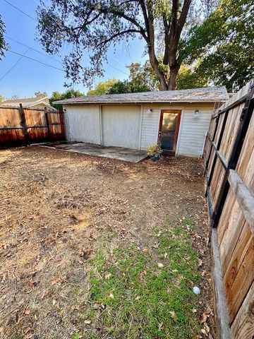 526 W Myrtle Avenue, Visalia, CA 93277