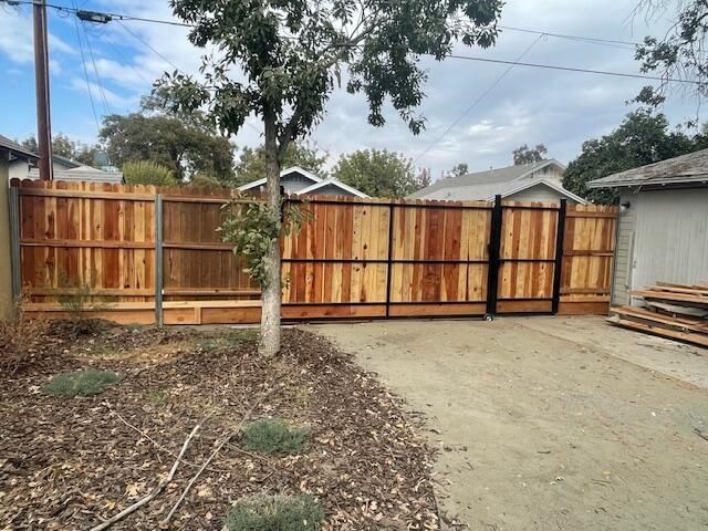 526 W Myrtle Avenue, Visalia, CA 93277