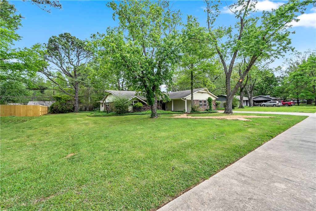 1716 E Rolling Hills Drive, Fayetteville, AR 72703