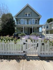 24 Greenough Place, Newport, RI 02840