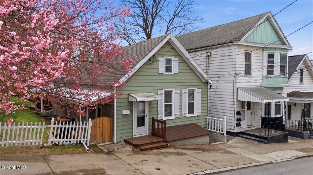 27 Lincoln Avenue, Troy, NY 12180