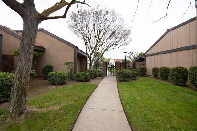 1703 W Santa Ana Avenue, Fresno, CA 93705