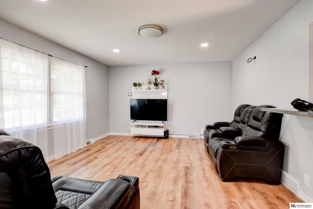 9411 Manderson Street, Omaha, NE 68134