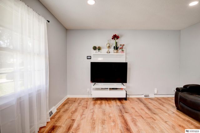 9411 Manderson Street, Omaha, NE 68134