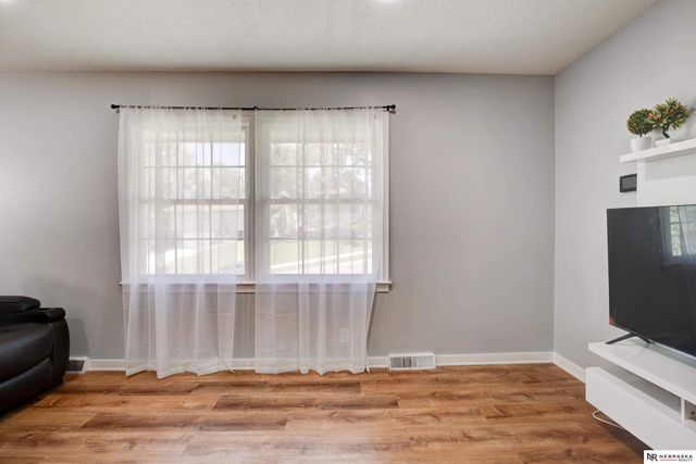 9411 Manderson Street, Omaha, NE 68134