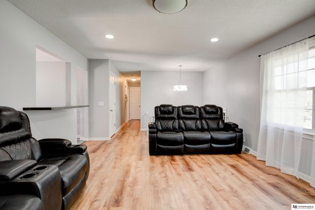 9411 Manderson Street, Omaha, NE 68134